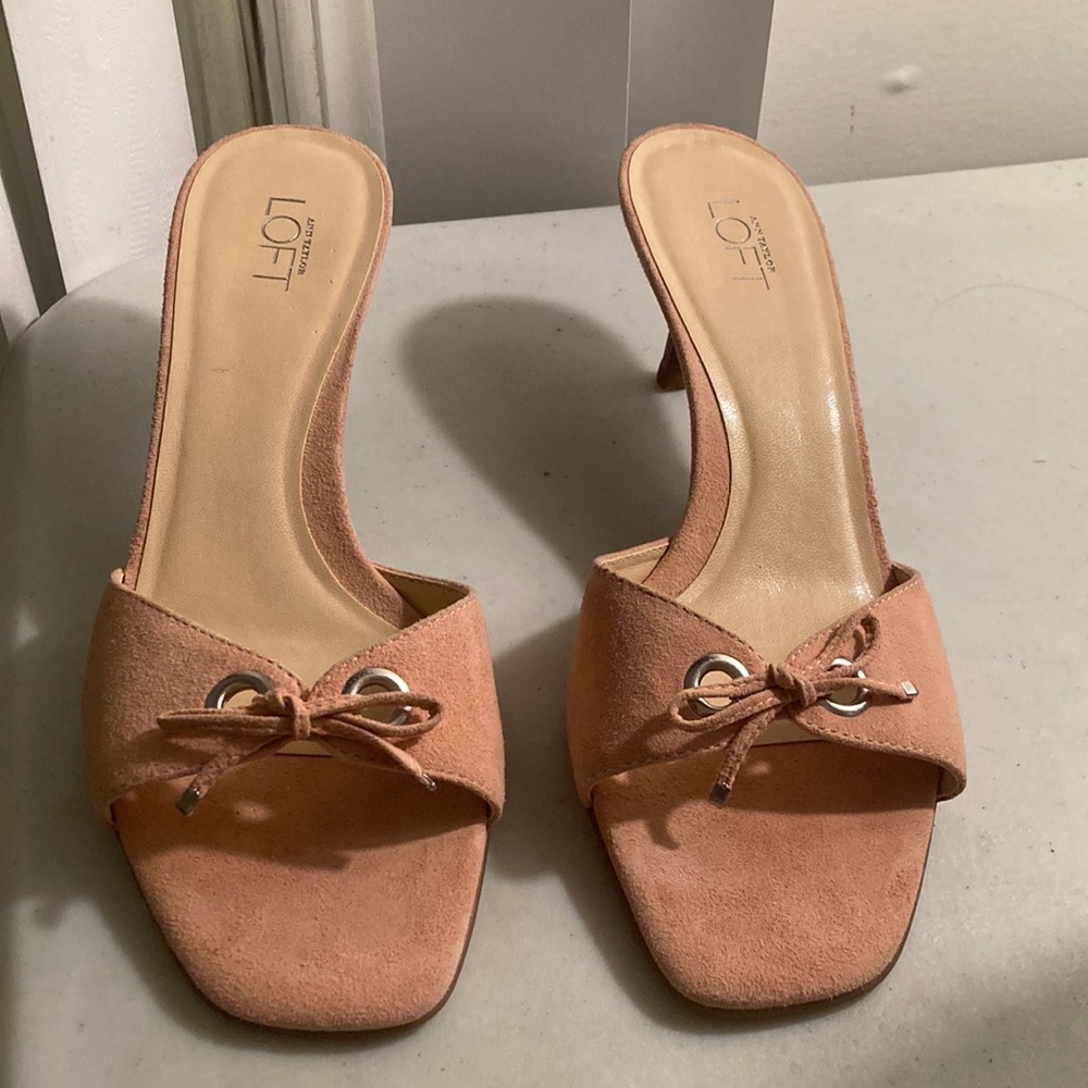 Ann Taylor Loft Made in Brazil Sz 8.5 M Leather upper Pink Slip On Kitty Heels